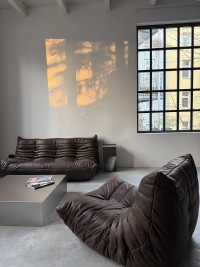 Foto von Couch und Tisch im Serotonin Büro